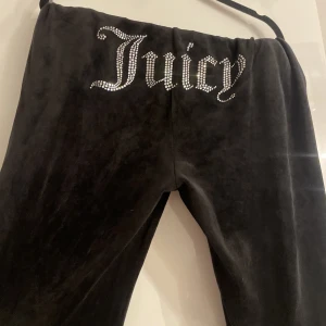 Juicy byxa - Svart juicy byxa finns samma i kofta hela settet blir 1900