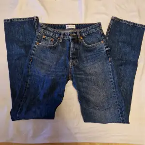Fina jeans från Zara i stl 34. Är som nya. Midrise och straight. Frakt tillkommer enl nedan 