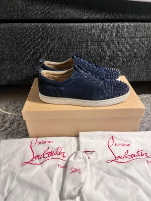 Christian Louboutin - Christian Louboutin. skick 8/10, spikarna där framme vid skorna är lite slitna men inget märkvärdigt vid användning (bild kan lösas) Box och dustbag ingår men snörerna har jag tyvär inte. Legitcheck kan vissas vid seriöst intresse. Mvh blanco