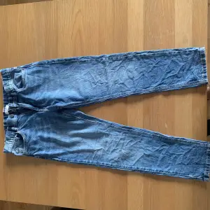Enkla jeans från Lindex, använda några få gånger. Säljer pga för små på mig.