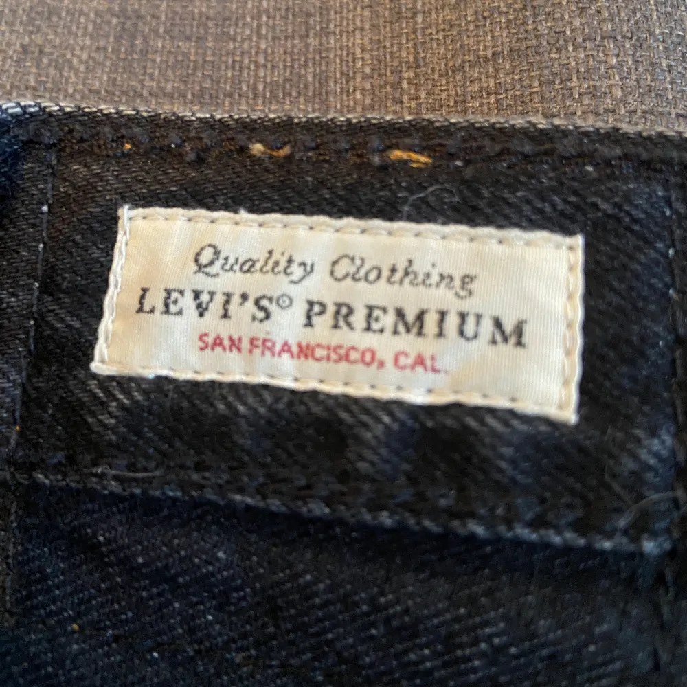 Jättecool jeanskjol från Levis, säljer då den är för liten för mig 🖤🖤. Kjolar.