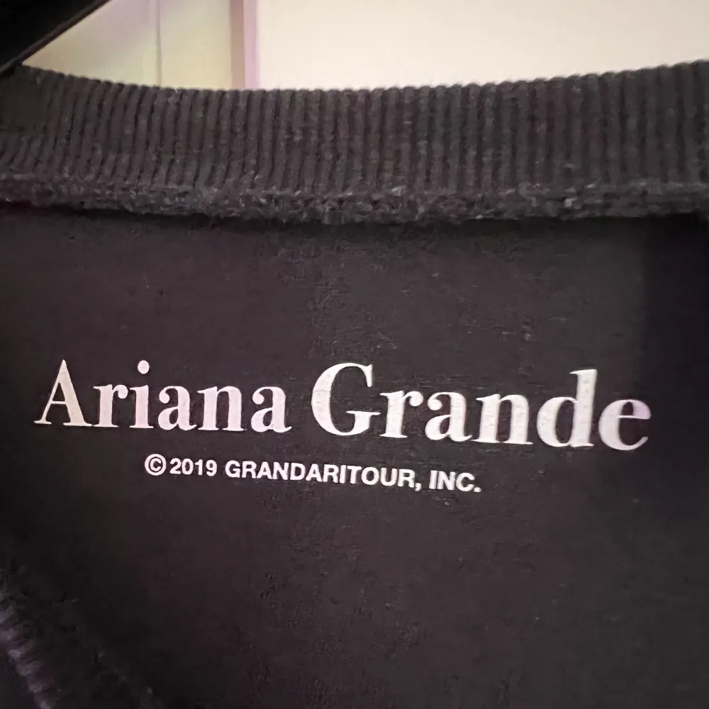 Svart sweatshirt med Ariana Grande tryck Använd flertals gånger men fortfarande i bra skick . Tröjor & Koftor.