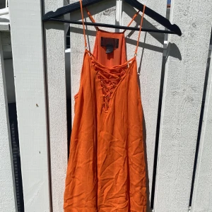 Klänning  - Härlig sommar klänning. Ser kort ut på bilden men den sträcker sig strax över knäna. Super fin super skön använt en gång.