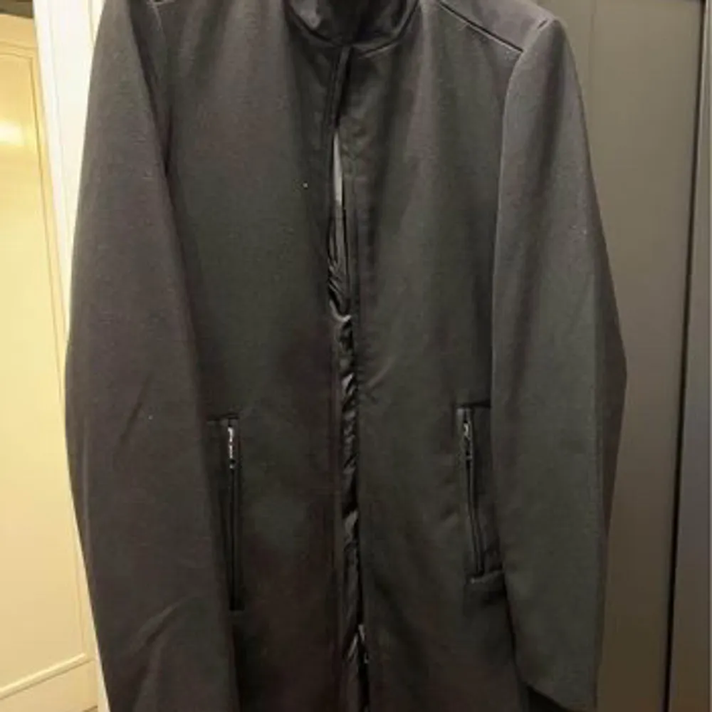 En svart jacka från Zara storlek small är nästan som ny, använd bara ett fåtal gånger. . Jackor.