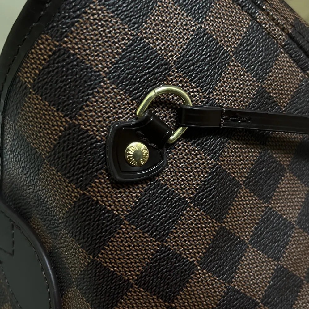 Louis Vuittons populära Neverfull i storleken MM (den mellanstora och mest populära) i nyskick.  Äkta läder. Hör av dig om du har frågor!💓 . Väskor.