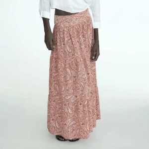 Långkjol från zara - Säljer denna skitfina långkjol då den var för lång för mig❤️hör av er vid frågor, priset kan diskuteras!❤️