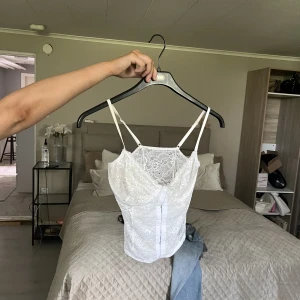 Spets topp - Hej! Säljer denna topp från NA-KD😍