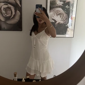 Vit klänning  - Super söt klänning! Perfekt för sommaren eller solsemestern!🌸 Endast testad! Ordinarie pris ungefär 1500kr. Skriv för fler bilder! Priset kan diskuteras vid snabb affär.