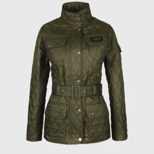 Barbour jacka dam  - Jätte snygg barbour jacka i väldigt unik färg som är svår att hitta. Köpt för ungefär 3000 på emporia längesen men inte använt så mycket så den är i väldigt bra skick. Som ny! 