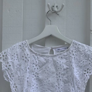 Zara topp  - Säljer denna vita zara topp med hålbroderi. Hör av er vid frågor 💞💞