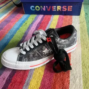 Ett väldigt sällsynt par skor från samarbetet mellan Converse och Sadboys (Young Lean). Skorna är deadstock (helt nya och aldrig använda). Du har nu en chans att få tag på ett mycket exklusivt par skor för ett riktigt bra pris!!! 