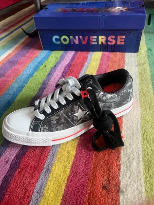 Converse X Sadboys - Ett väldigt sällsynt par skor från samarbetet mellan Converse och Sadboys (Young Lean). Skorna är deadstock (helt nya och aldrig använda). Du har nu en chans att få tag på ett mycket exklusivt par skor för ett riktigt bra pris!!! 