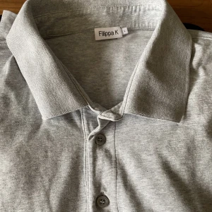 Filippa K långärmad - Tunn och supermjuk. Stl L men sitter som en M, passar inte om du vanligtvis har L.  9/10