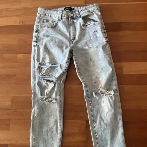 Paintsplatter Jeans - Relativt ”skinny” jeans med både hål och färgstänk. Nästan helt nya, endast använda 3 gånger. Storlek 28