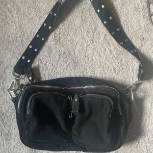 Väska - Säljer denna populära väska, ser ut så gott som ny trots att jag använt den relativt mycket✨