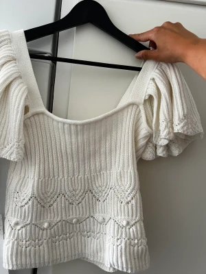 Stickad crop top från zara  - Super fin rejäl stickad cropad top med off shoulder ifrån zara köpt förra året använd endast en gång säljs för 120kr nypris 399kr stl L OBS! DU STÅR FÖR FRAKTEN