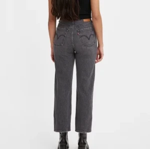 LEVIS RIBCAGE - Levis jeans i modellen ribcage straight ankle. Använda men forfarande i fint skick. Storlek W24 L29