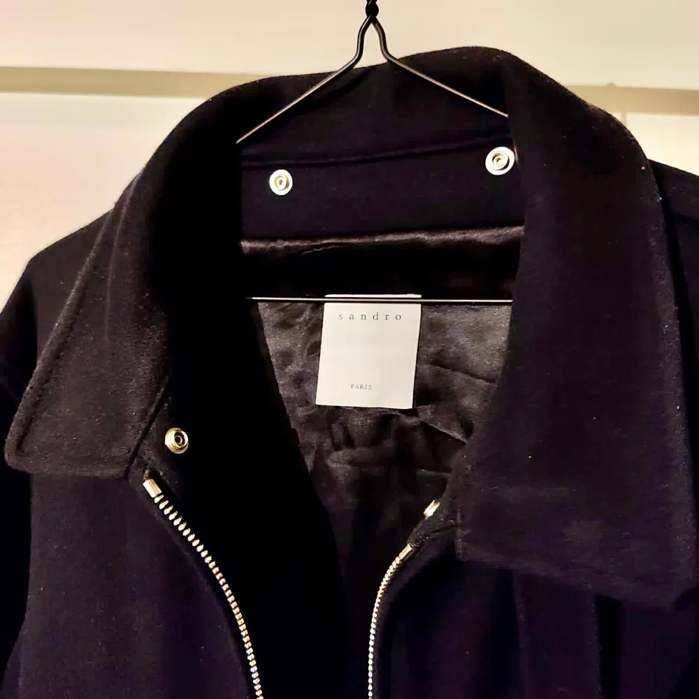 Denna jacka är en perfekt sen sommar/höstjacka. Den är köpt ifrån märket Sandro Paris och kostade ca 5000kr i original pris. Den är mörkblå i färgen och är i fint skick. Jackor.