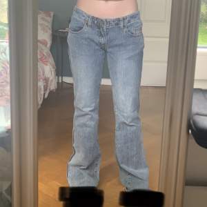 Säljer dessa Brielle 90s jeans eller elenor jeans från Brandy Melville (kommer inte  riktigt ihåg vilken model), för att de inte har kommit till så mycket användning det senaste, använda ett par gånger, har lite slitning längst ner, men inget man märker