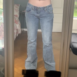 Brandy Melville jeans - Säljer dessa Brielle 90s jeans eller elenor jeans från Brandy Melville (kommer inte  riktigt ihåg vilken model), för att de inte har kommit till så mycket användning det senaste, använda ett par gånger, har lite slitning längst ner, men inget man märker