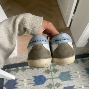 Golden goos skor  - Intresse koll på mina super fina och coola golden goose sneakers, bra skick i storlek 38. Har äcktighets bevis och kartong och allt kvar så kan skicka bild på det. Skriv om ni har någon fråga eller vill ha flera bilder💕💕