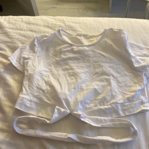 Vit tröja med band  - Säljer en vid tröja från shein, som ett band där nere, aldrig använt ( står ej för frakten 