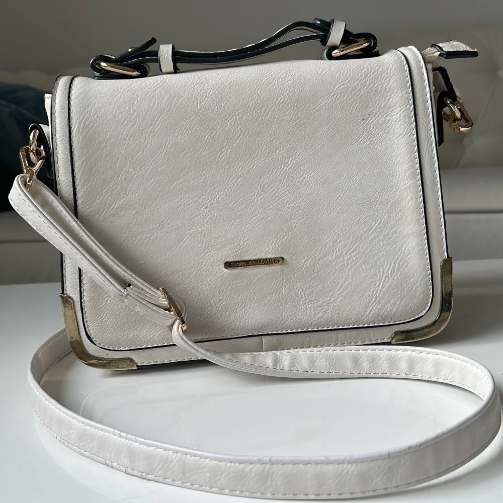 Väska med vit färg från Susen Collection . Använts två/tre gånger. Bra skick och quality. Det är bra för både fest och jobb. . Väskor.