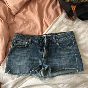 Säljer mina snygga low waist jeans shorts från acne💕Skriv vid frågor eller liknande💕