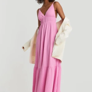 Maxiklänning ginatricot - Rosa maxiklänning från ginatricot, köpt för två år sedan men bara använd en gång så i väldigt bra skick. Storlek M men skulle säga att den passar S-L för är väldigt stretchig och banden går att justera. Skicka meddelande för fler bilder eller frågor