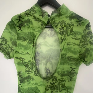 Klänning i mesh med öppen rygg - Storlek 36 Från Bohoo Endast provat den på Var coolast på ravet - köp min klänning! 