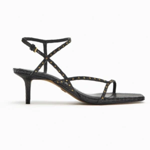 Klackar med nitar  - Säljer dessa helt nya högklackar med nitar ifrån Zara, aldrig använda! Nypris 559kr⭐️🌸