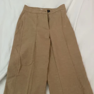 Kostym/linne byxor från Bershka  - Storlek 36 några små fläckar nere vid foten