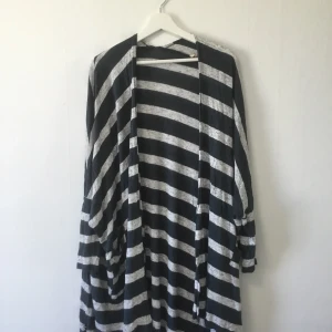 House of Lola blåvit randig kofta, storlek medium, strandkofta  - House of Lola blåvit randig tunn kofta.   Perfekt för båtresan eller att ta med till stranden!   Mjuk och skön.   Jag är 170 cm och denna går lite över min midja. 