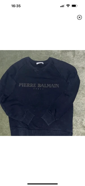 Balmain Sweatshirt 🔵 - Pierre Balmain tröja i storlek M. Knappt använd och i bra skick. Kostar 2600 nypris! 🍀🍀 Priset går stt diskutera 
