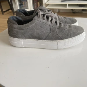 Arigatos - Gråa arigatos storlek 39, köpta på plick för 1200 och använda 2-3 gånger pga att dom var för stora