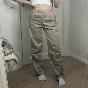 Fallskärmsbyxor  - Snygga fallskärmsbyxor / parachutepants från pull&bear i storlek xs. Använd ett fåtal gånger så i mycket bra skick. Säljer för 180 kr plus frakt. 💖