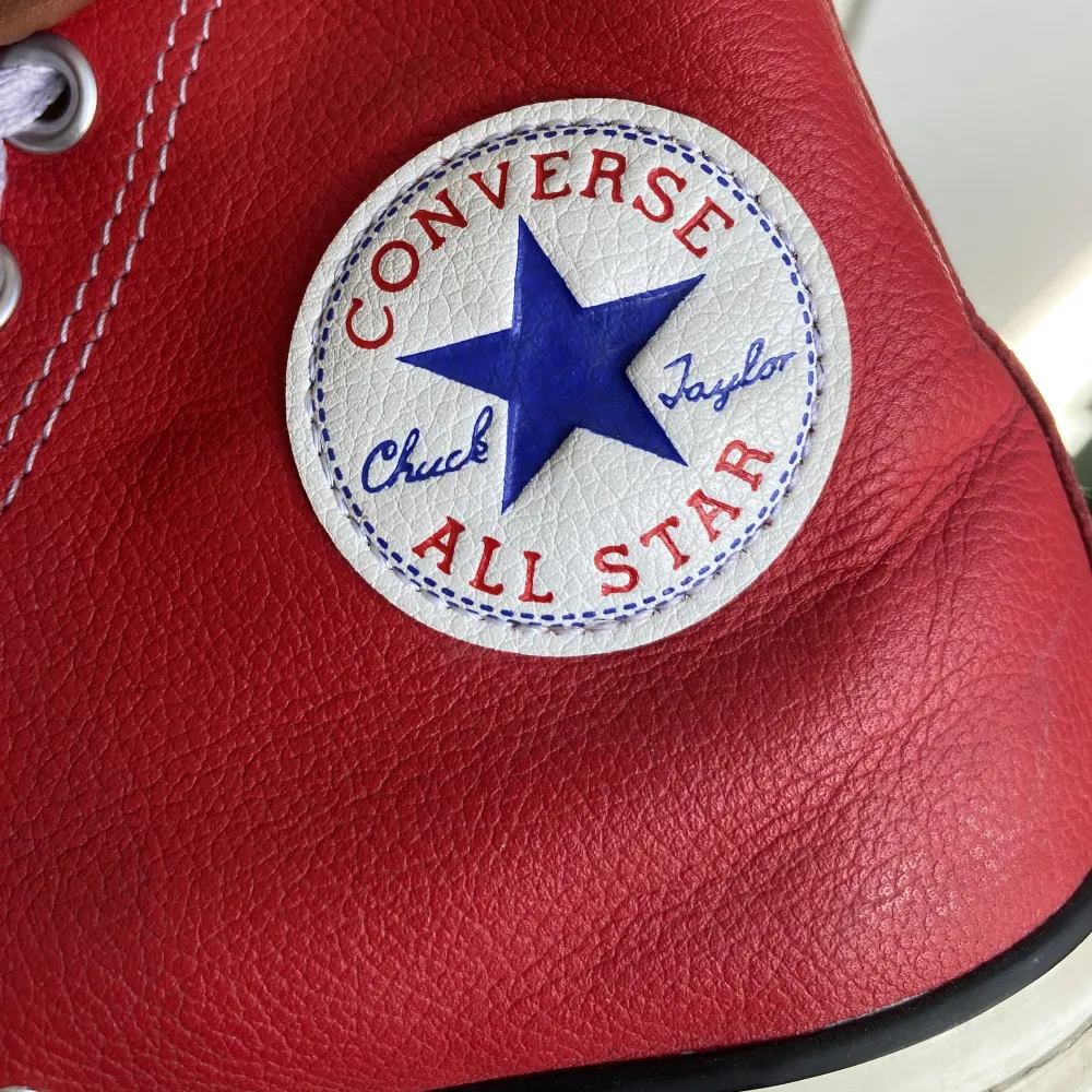 Röda converse i läder, använda fåtals gånger från Sneakerhyllan. . Skor.