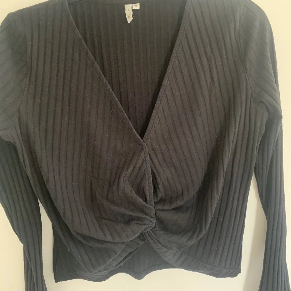 Säljer denna stickade tröjan från NLY Trend då den inte kommer till användning🖤  Nypris 400, knappt använd 🙌🏼. Stickat.
