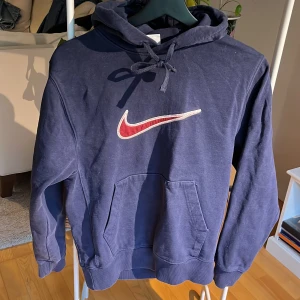 Hoodie från Nike - Hoodie i bra skick, marinblå, bomull stl xs. 