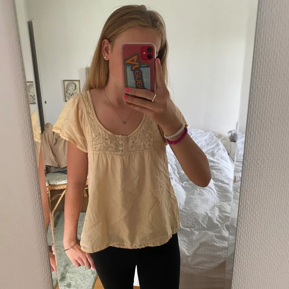 Super gullig blus från Åhléns men jag tror att kollektionen heter ”att” men ör inte riktigt säker. Den är i en fin ljus gul/beige färg och är i bra skick❤️. Blusar.