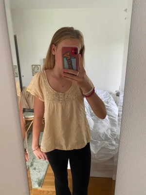 Blus - Super gullig blus från Åhléns men jag tror att kollektionen heter ”att” men ör inte riktigt säker. Den är i en fin ljus gul/beige färg och är i bra skick❤️