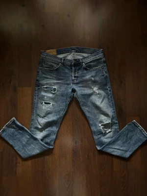 Dondup jeans - Dondup jeans i bra skick, modell George. säljer eftersom dom inte passar, storlek 36 (passar dig som är 180-190) pris 699, pris är diskuterbart i snabb affär