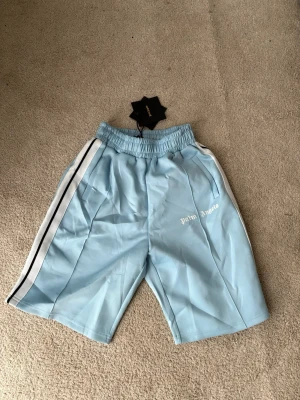 Palm angels shorts  - Ett par Palm angels shorts i storlek M men funkar till L beroende på hur man vill ha shortsen långa, korta osv…