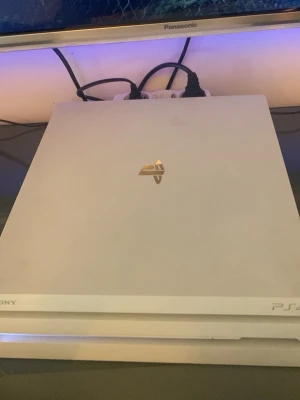  PlayStation 4 -  Säljer En Playstation 4 På grund av jag fick Playstation5 Det ingår en laddare till kontrollen och två sladdar till Playstation4.😀
