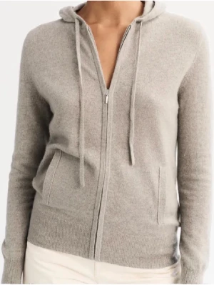 Soft goat zip up  - Soft goat zip up! Har två hål vid slutet av ärmarna, därav priset, skriv för egna bilder. 