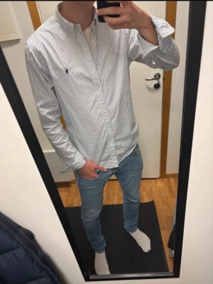 Ralph lauren Skjorta  - Säljer nu en sprillans ny Ralph lauren skjorta. Bara provad och tagit bort lappen. Storlek L fast passar M då det är slim fit. 