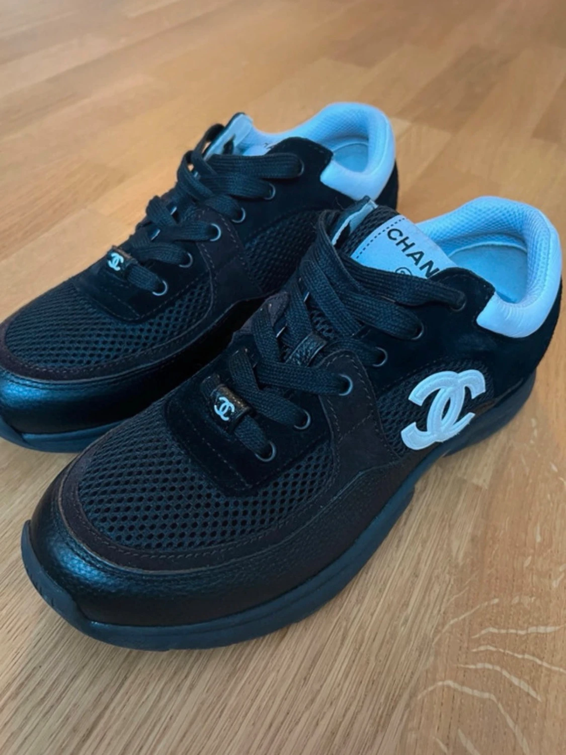 Svarta sneakers med vit logga