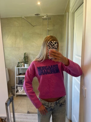 Nørgaards tröja - Säljer en Mads Nørgaards stickad tröja i rosa och blå. Storlek S men sitter som en XS, bra skick men säljer pga för liten.