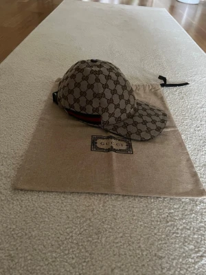 Gucci keps - Säljer en Gucci keps i utmärkt skick, sparsamt och försiktigt använd. kepsen är äkta och dustbag tillkommer. Vid fler bilder/frågor är det bara att höra av sig, Säljer endast.