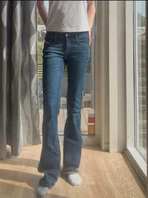 Mörkblå Diesel Jeans, lågmidjade - Skitsnygga lågmidjade jeans från diesel i storlek w26 längd 34. Har pyttelite heelbite längst ner på byxorna (se de två sista bilderna). Original pris 1500 kr. Säljer då de inte längre kommer till användning🥰